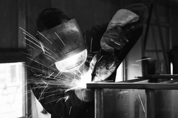 Fabrication de pièces métalliques par mécano-soudure dans l'atelier MARELEC